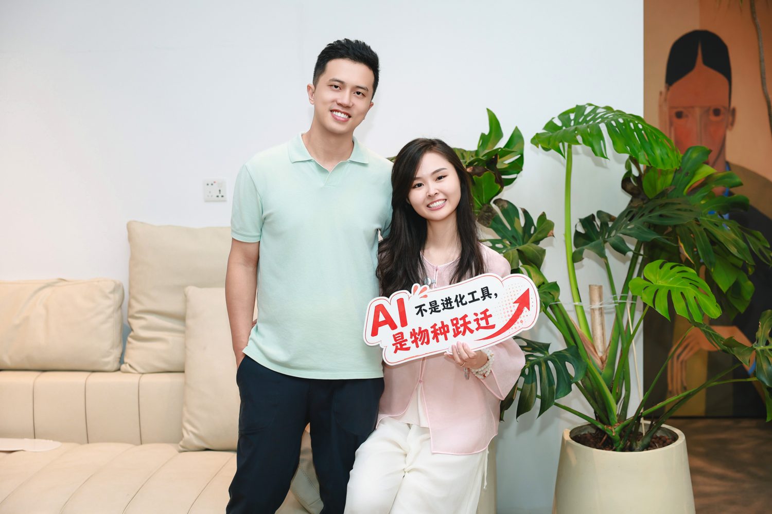 轩然与学员举着 AI 是物种跃迁的牌子