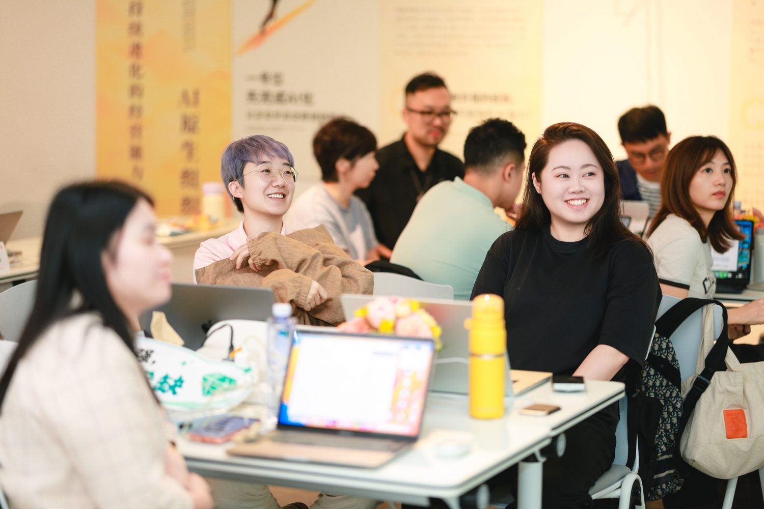 学员在课堂上开心交流